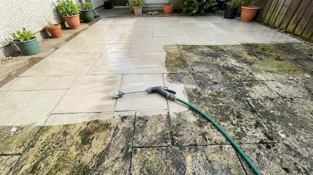 Jetterix-Test auf 32 m² Steinplatten-Terrasse — klare Trennlinie zwischen gereinigter und ungereinigter Fläche
